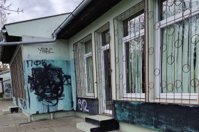 Grafiti po fasadi u vrtiću "Ciciban" - naselje Ker