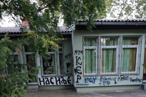 Grafiti po fasadi u vrtiću "Ciciban" - naselje Ker