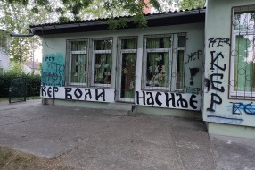 Grafiti po fasadi u vrtiću "Ciciban" - naselje Ker