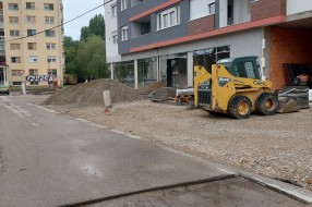 Loše zabetonirana rupa po celoj dužini Sterijine ulice