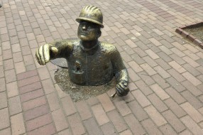 Oštećen spomenik vododar u Dimitrija Tucovića 10