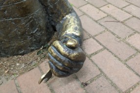 Oštećen spomenik vododar u Dimitrija Tucovića 10