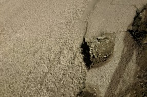 Duže vreme odvaljen asfalt u ulici Jovana Mikića