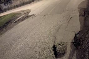 Duže vreme odvaljen asfalt u ulici Jovana Mikića