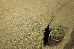 Duže vreme odvaljen asfalt u ulici Jovana Mikića