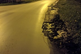 Duže vreme odvaljen asfalt u ulici Jovana Mikića