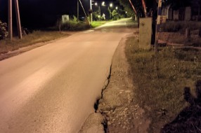 Duže vreme odvaljen asfalt u ulici Jovana Mikića
