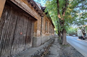 Opasno oronula kuća u širem centru grada, na Somborskom putu