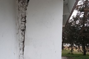 Stub nadstrešnice autobuske stanice u Starom Žedniku se odvojio
