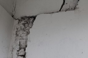 Stub nadstrešnice autobuske stanice u Starom Žedniku se odvojio