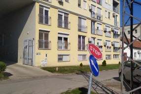 Iskrivljen znak u Ustaničkoj