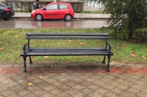 Polomljena klupa na centralnom šetalištu na Radijalcu