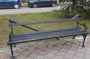 Polomljena klupa na centralnom šetalištu na Radijalcu