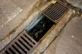 Mesecima rupa kod bazena Prozivka
