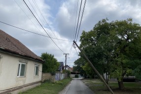 Nakrivljen telefonski stub u Galmočkoj ulici