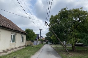 Nakrivljen telefonski stub u Galmočkoj ulici