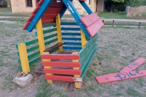 Uništena kućica na igralištu u Peščari