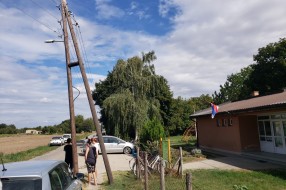 Opasna bandera na samom ulazu u vrtić i školu u Gornjem Tavankutu