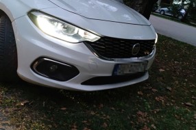 Parkiranje na travnjaku na Aleji