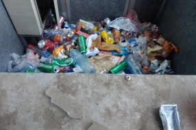Smeće na autobuskom stajalištu na Beogradskom putu