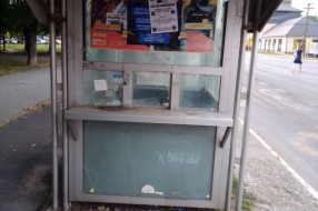 Smeće na autobuskom stajalištu na Beogradskom putu