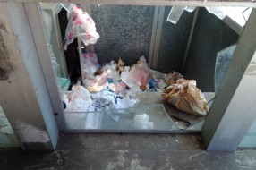 Smeće na autobuskom stajalištu na Beogradskom putu