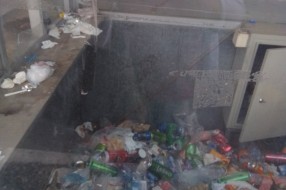 Smeće na autobuskom stajalištu na Beogradskom putu