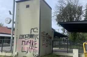 Devastiran pothodnik i zgrada pothodnika grafitima - Palić