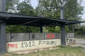 Devastiran pothodnik i zgrada pothodnika grafitima - Palić