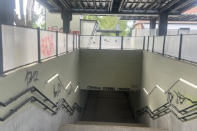 Devastiran pothodnik i zgrada pothodnika grafitima - Palić