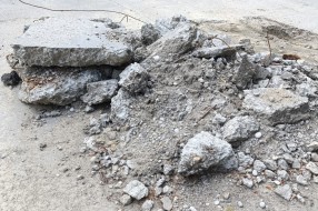 Opasnost od povređivanja dece i prolaznika - ulica Antona Aškerca