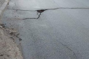 Pukotina i rupa na putu u ulici Ratka MItrovića