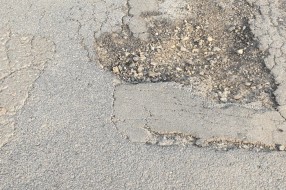 Put Stari Žednik - Đurđin prepun rupa, ozbiljno ugrožava bezbednost saobraćaja