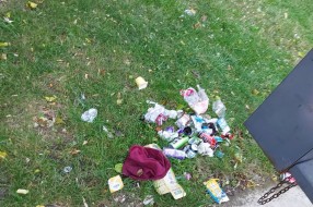 Razbacano smeće na autobuskoj stanici Bikovo škola