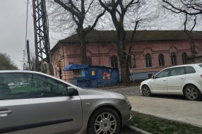 Metalni otpad u ulici Pariske komune i Somborskog puta