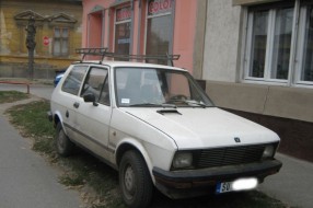 Masovno parkiranje automobila na zelenim površinama