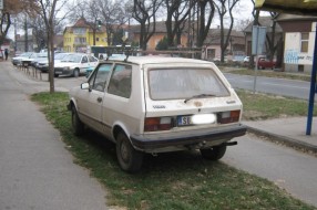 Masovno parkiranje automobila na zelenim površinama