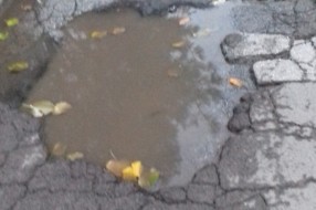 Velika udarna rupa u ulici Petra Horvackog