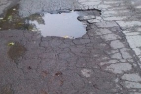 Velika udarna rupa u ulici Petra Horvackog