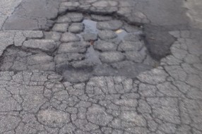 Velika udarna rupa u ulici Petra Horvackog
