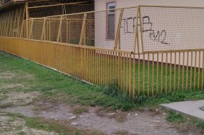 Obdanište na Radijalcu ograđeno kao u boksu za životinje