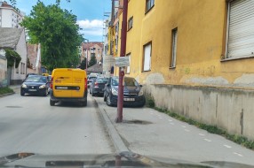 Parking na pešačkom kod škole