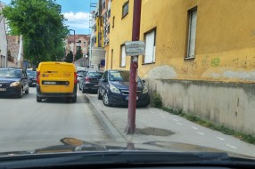 Parking na pešačkom kod škole