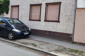 Parking na pešačkom kod škole