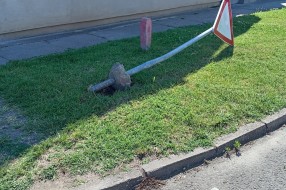 Srušen saobraćajni znak - ugao ulica Blaška Rajića i Skerlićeve