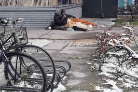 Isti beskućnici na starom mestu (ispred Idee na Paliću)