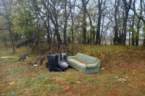 Bačen stari nameštaj i drugi otpad na Sivačkom putu