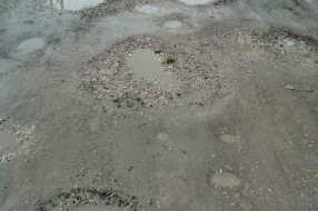 Željezničko naselje zaboravljeno - loš asfalt, nema parkova i mesta za druženje...