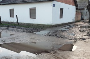 Blato i voda na putu do škole (ugao ulica Lajoša Joa I Rokuša Šimokovića)