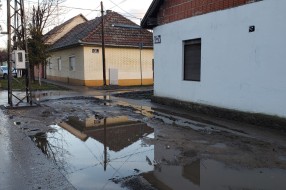 Blato i voda na putu do škole (ugao ulica Lajoša Joa I Rokuša Šimokovića)